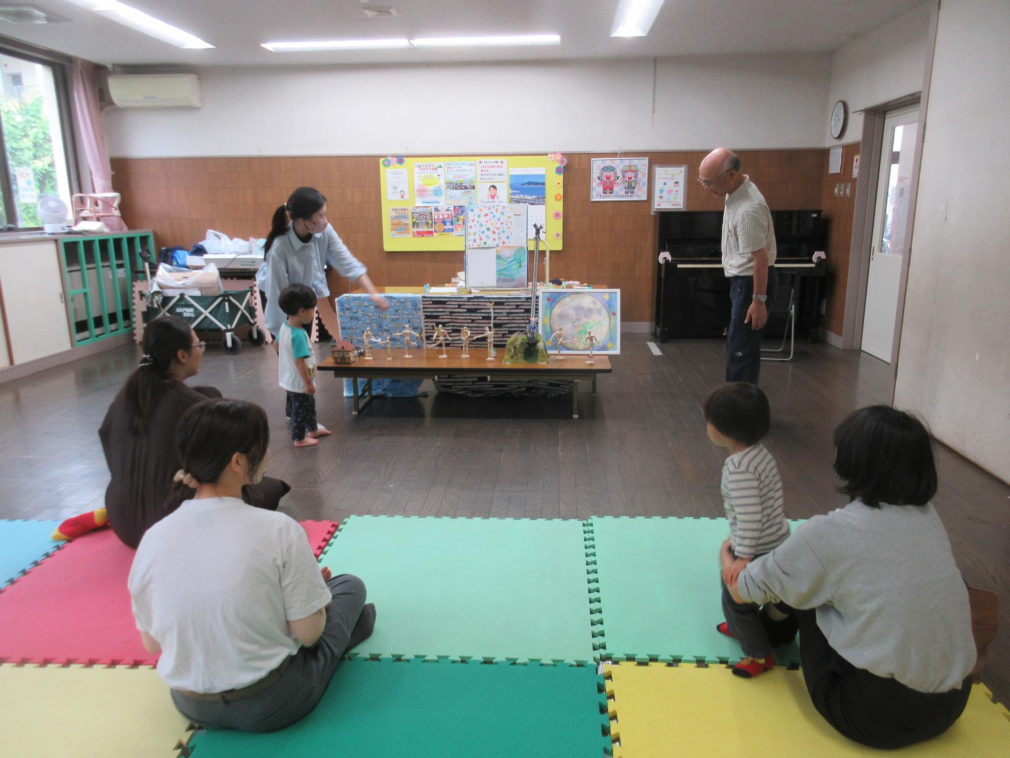 読み聞かせの様子。