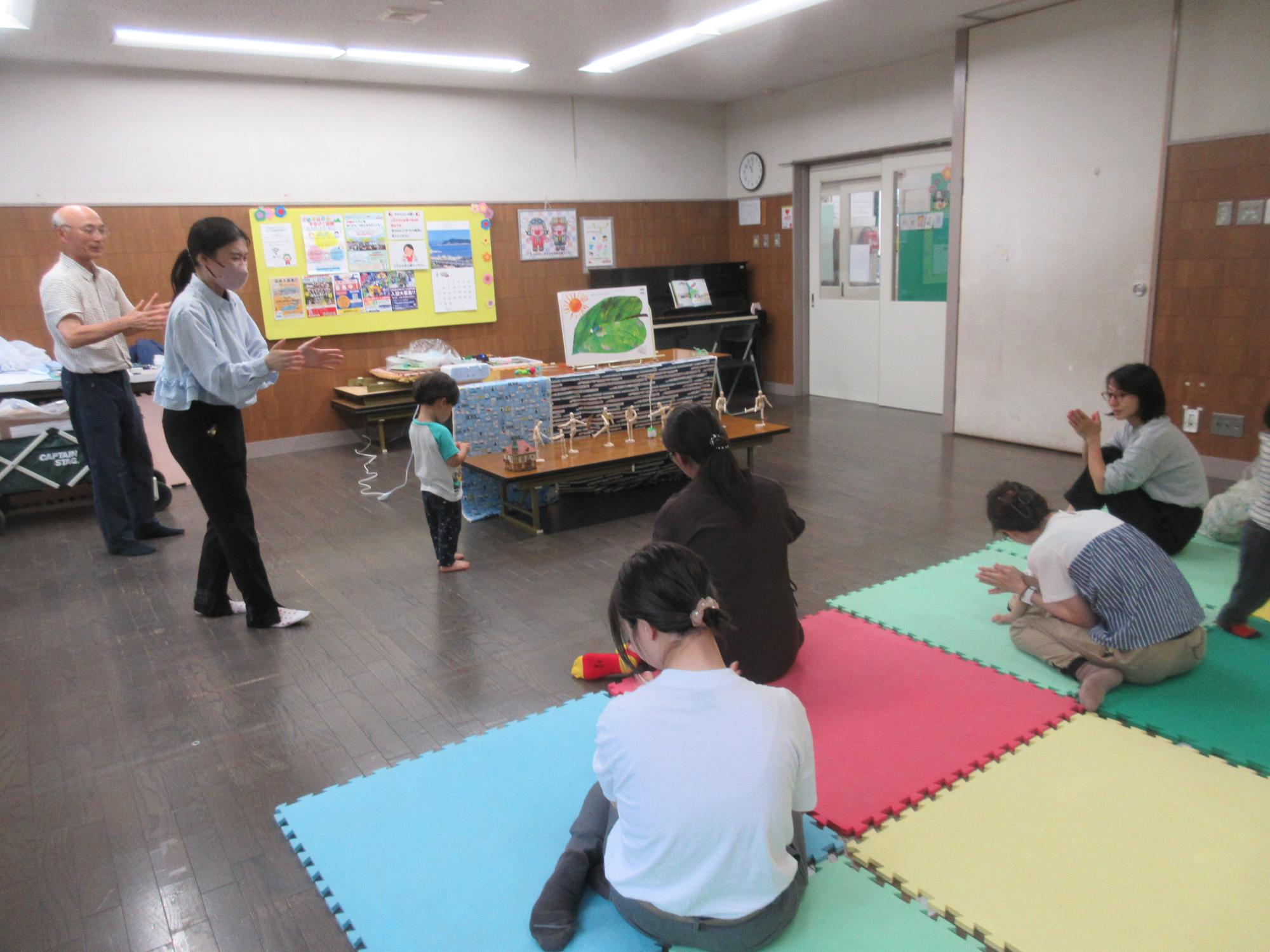音楽に合わせて手拍子をする様子。