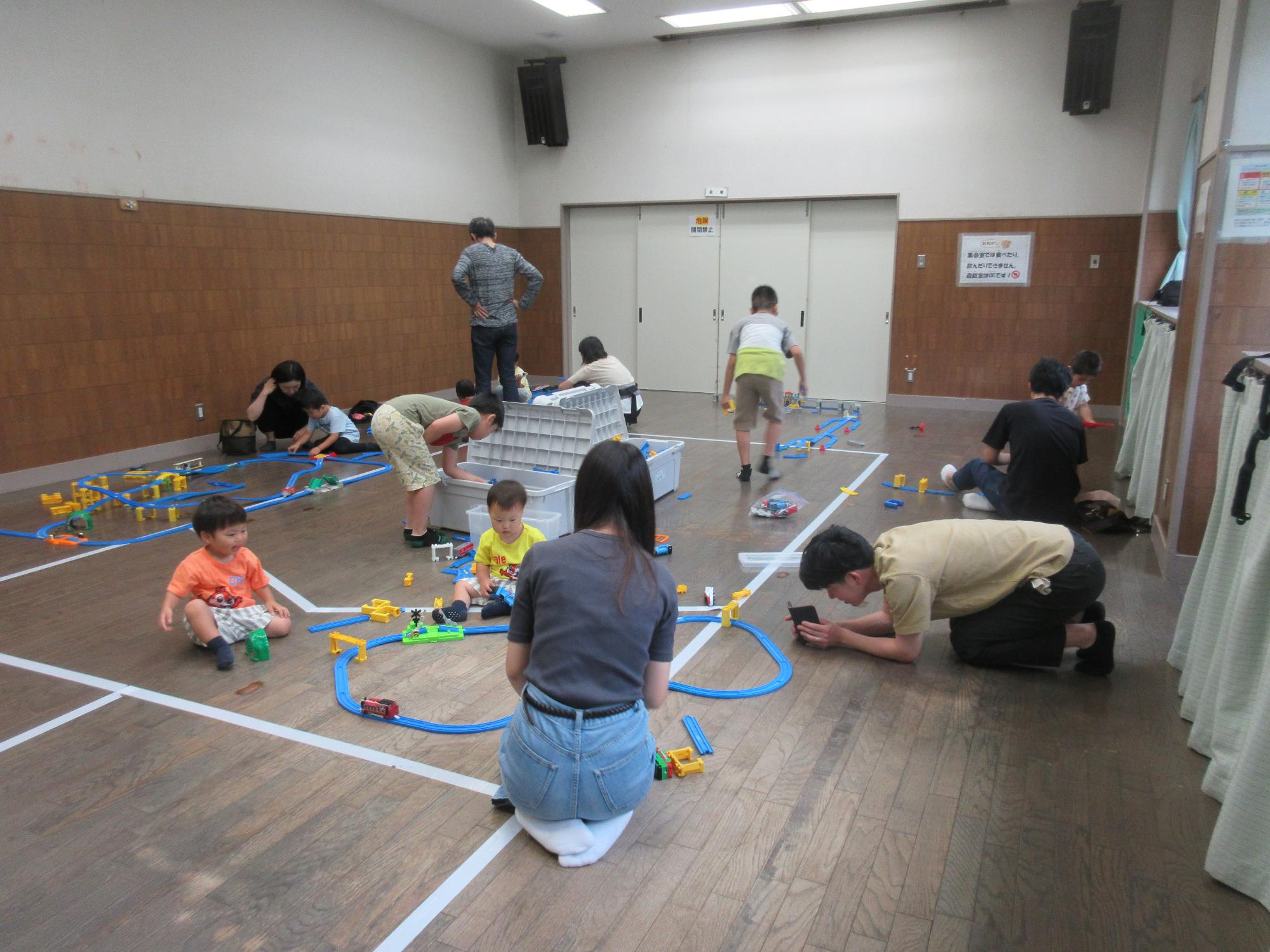プラレールで遊ぼうの全体の様子。
