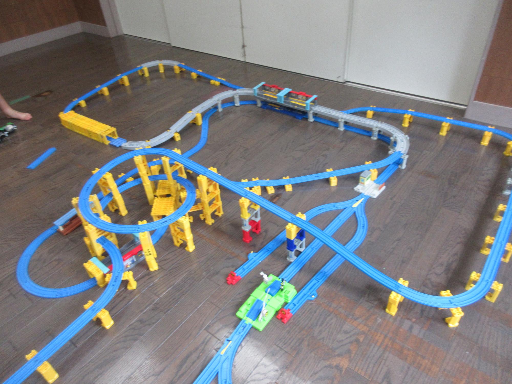小学生が作ったプラレールの作品。