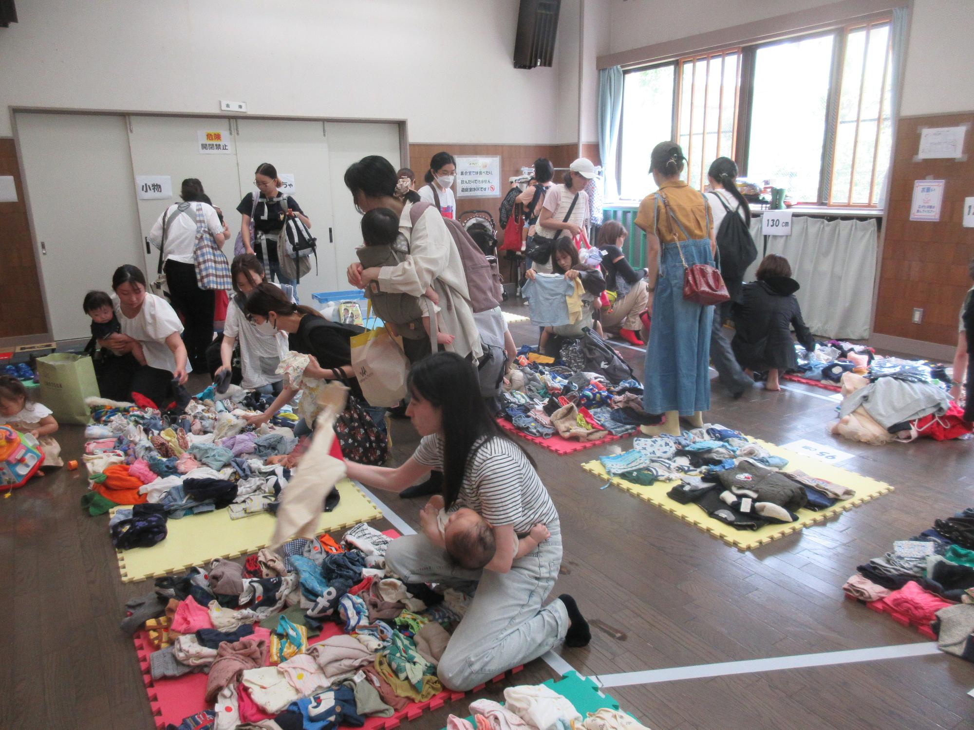リユース会で洋服を選んでいる様子