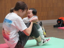 母親と顔を近づけ笑顔いっぱいの赤ちゃんを横から撮った写真