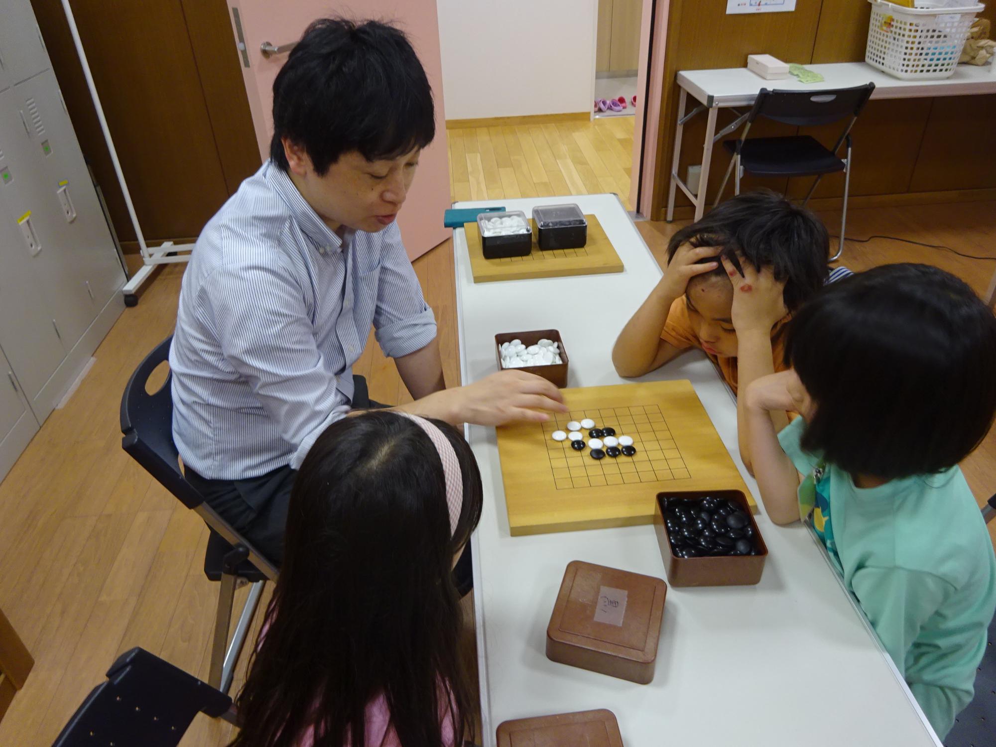 先生の説明を真剣に聞いている子どもたちの写真