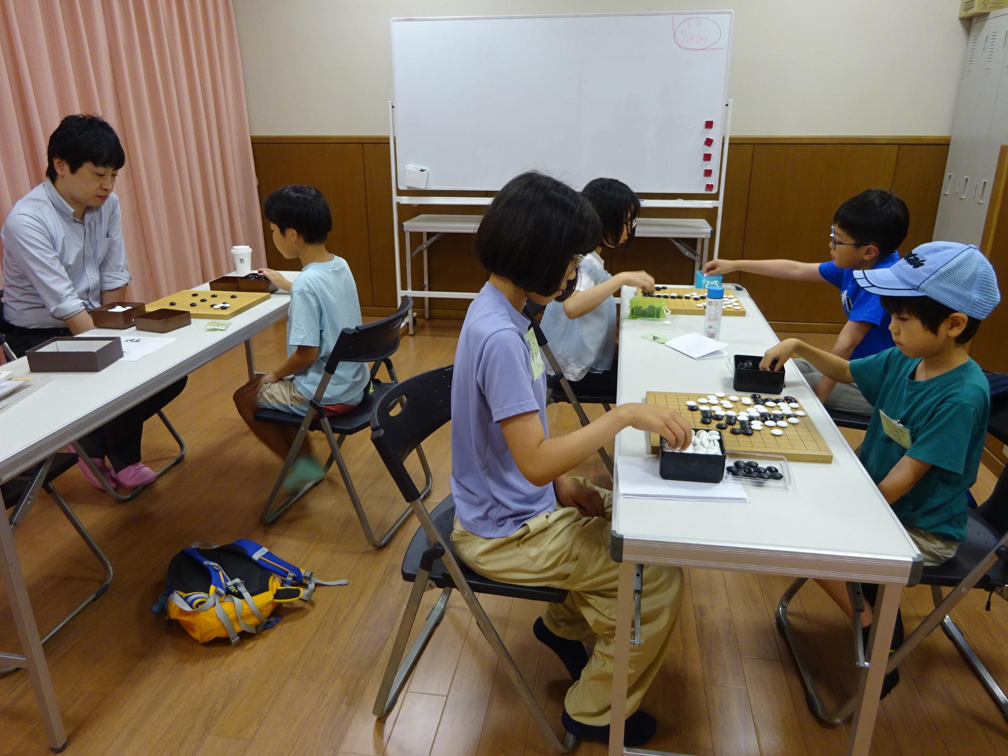 囲碁の対局をしている子どもたちの写真