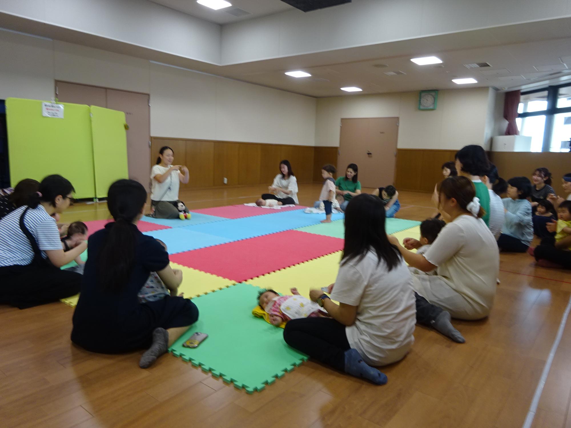 親子でふれあいながら英語で遊んでいる様子
