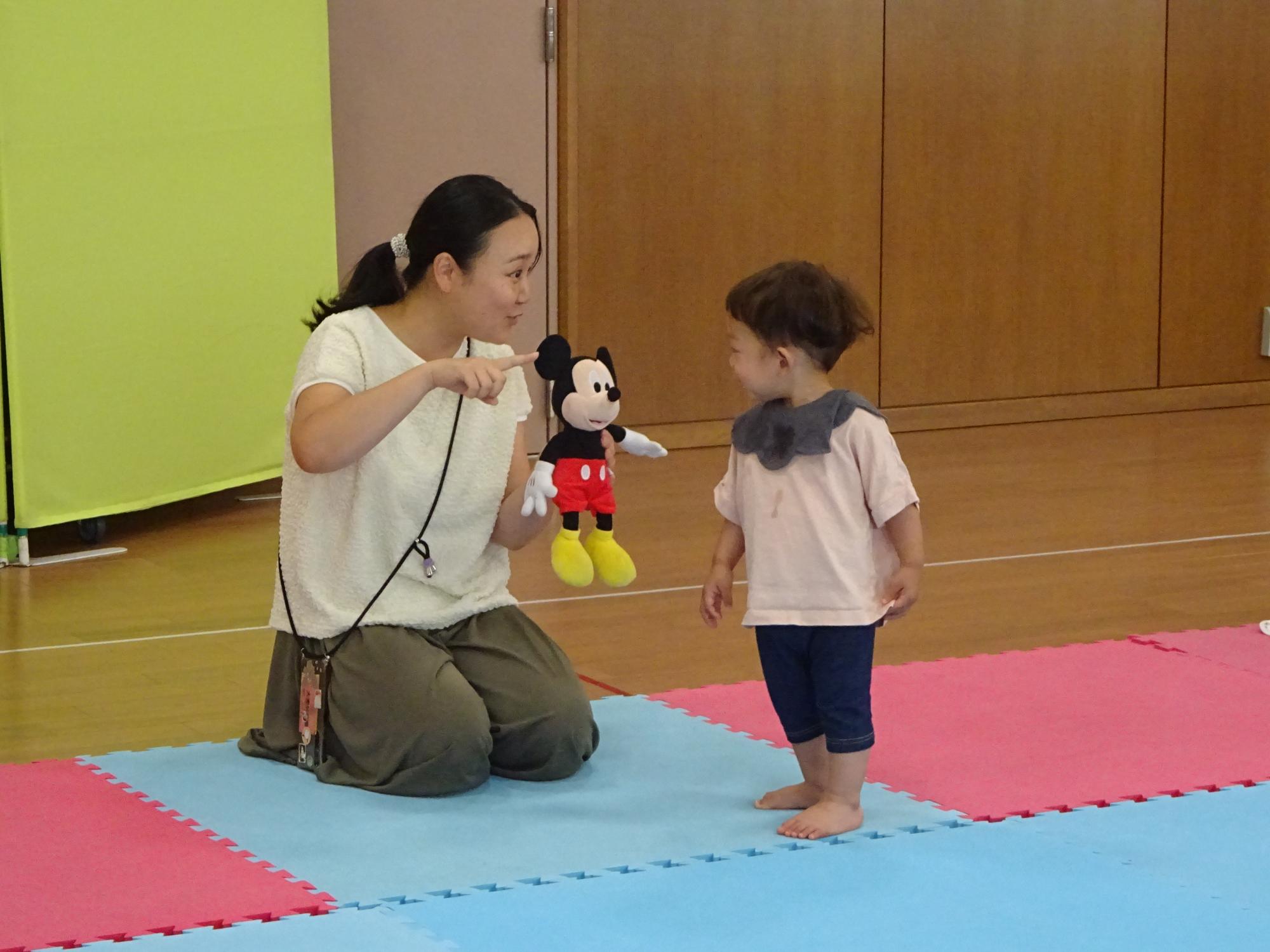 親子でふれあいながら英語で遊んでいる様子