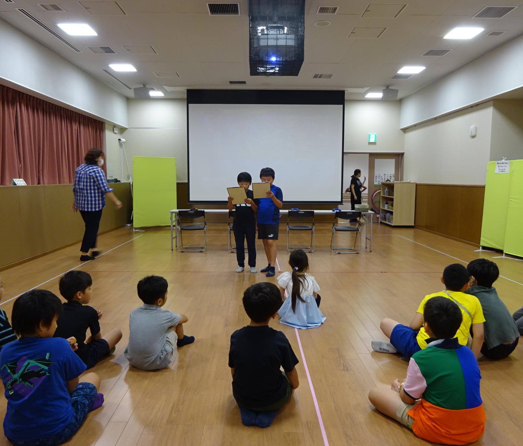 eスポーツ大会の説明を聞いている様子