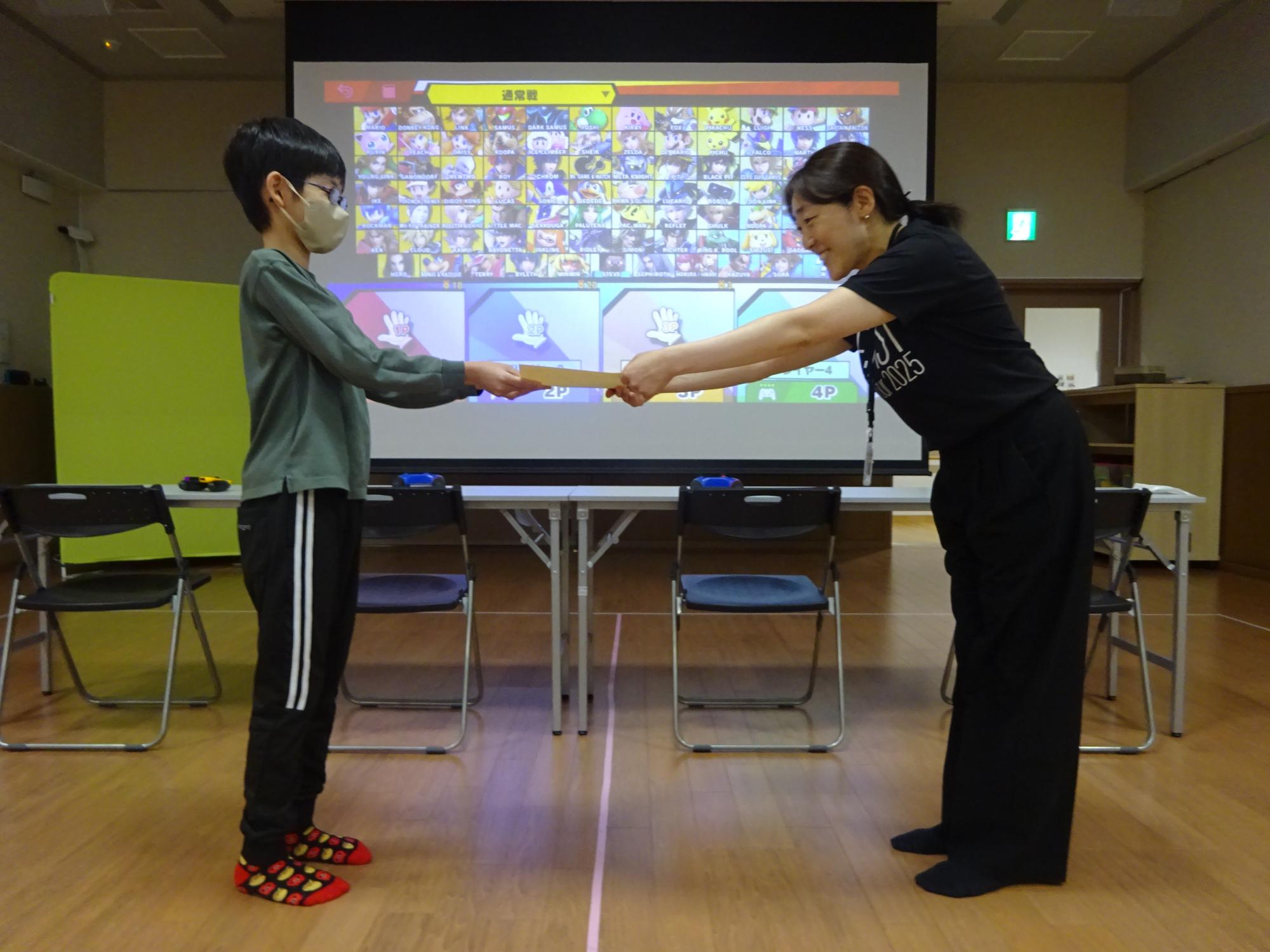 eスポーツ大会の表彰式をしている様子