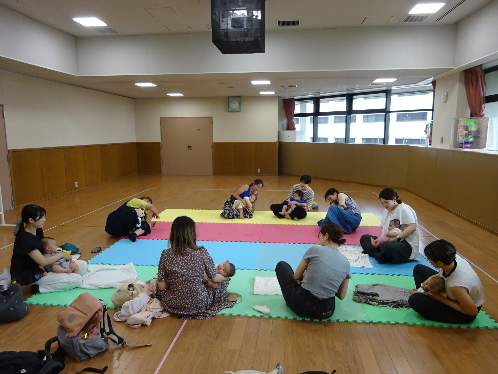 親子でふれあい遊びをしている様子