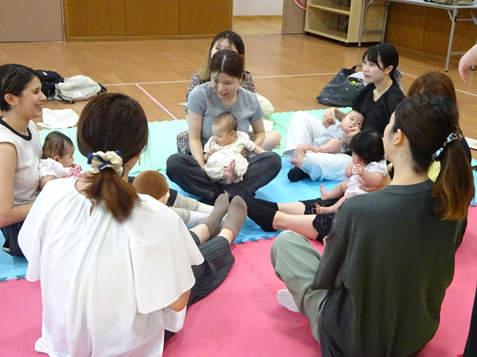 親子でふれあい遊びをしている様子