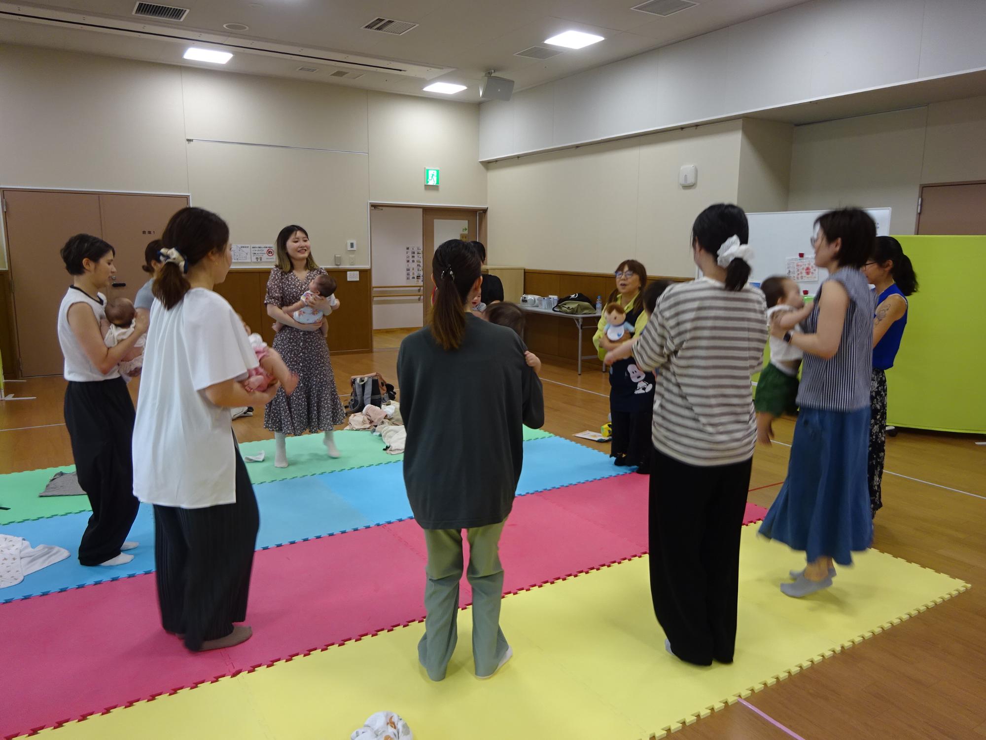 親子でふれあい遊びをしている様子