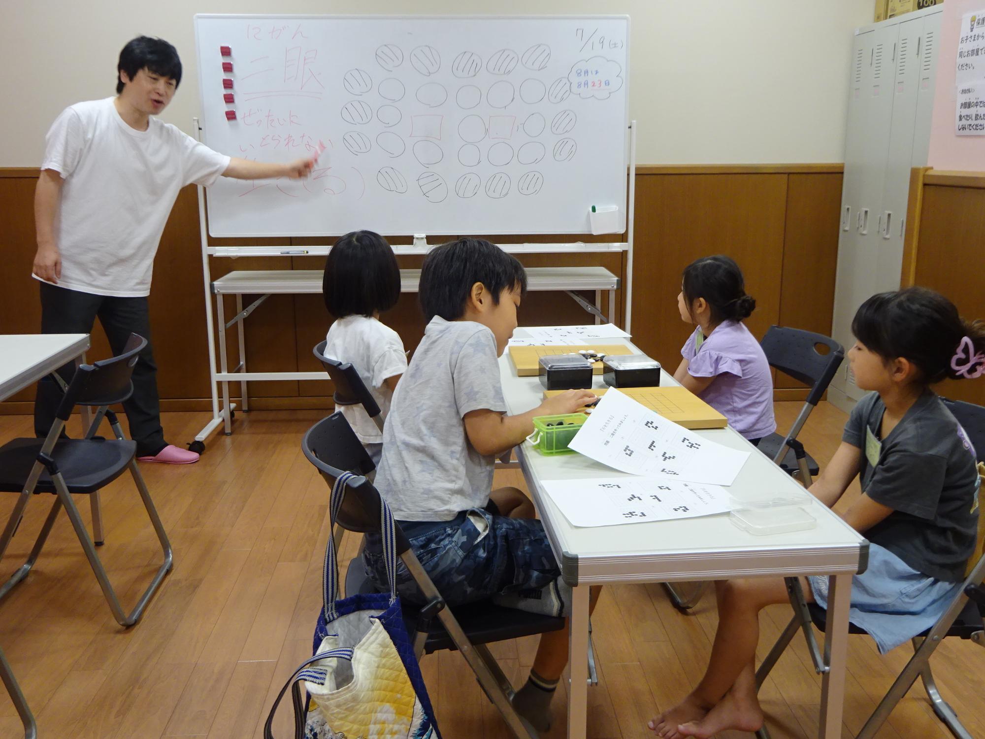 囲碁講師の話を聞いている様子