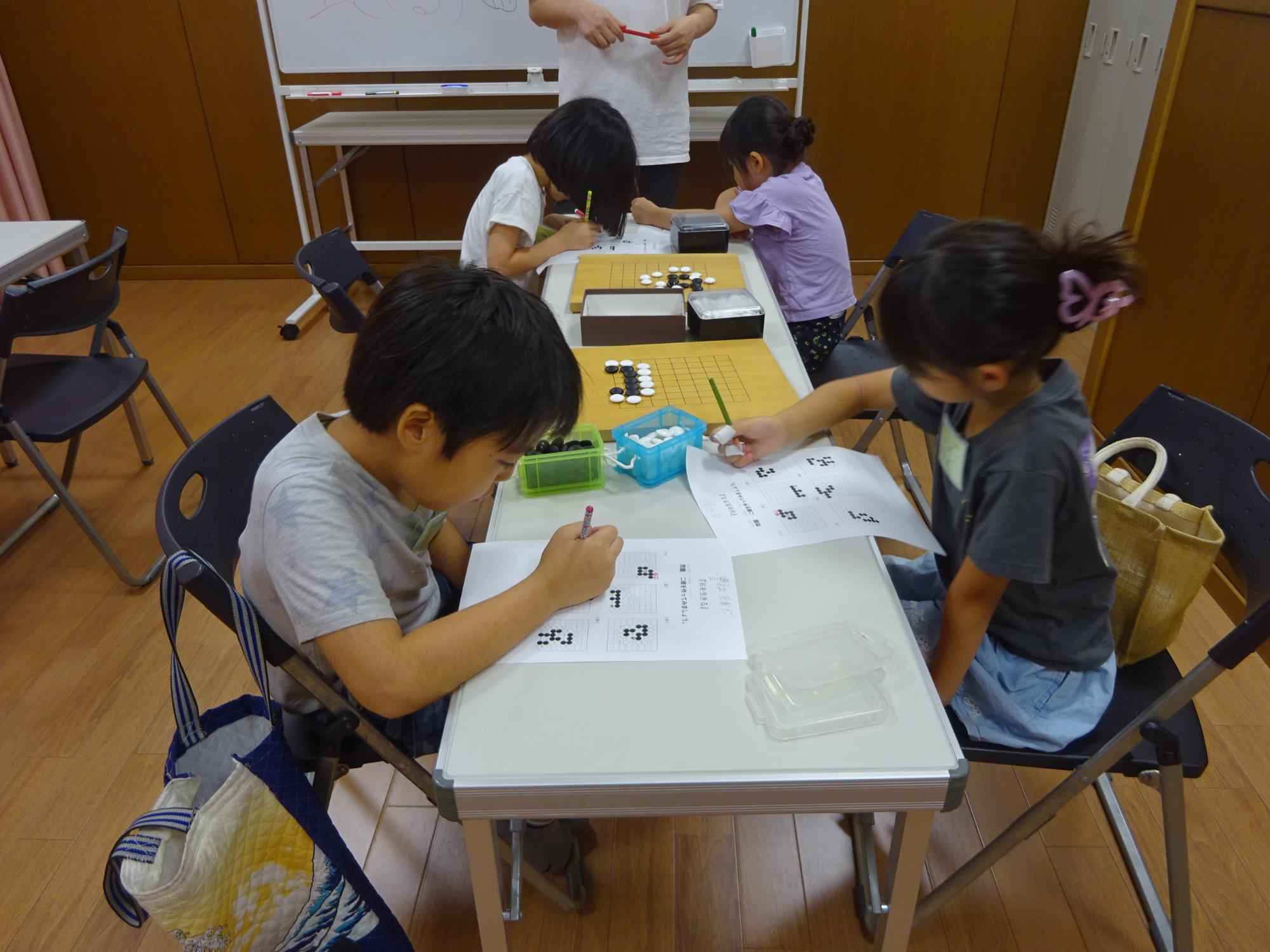 囲碁講師に教えてもらったことを実践している様子