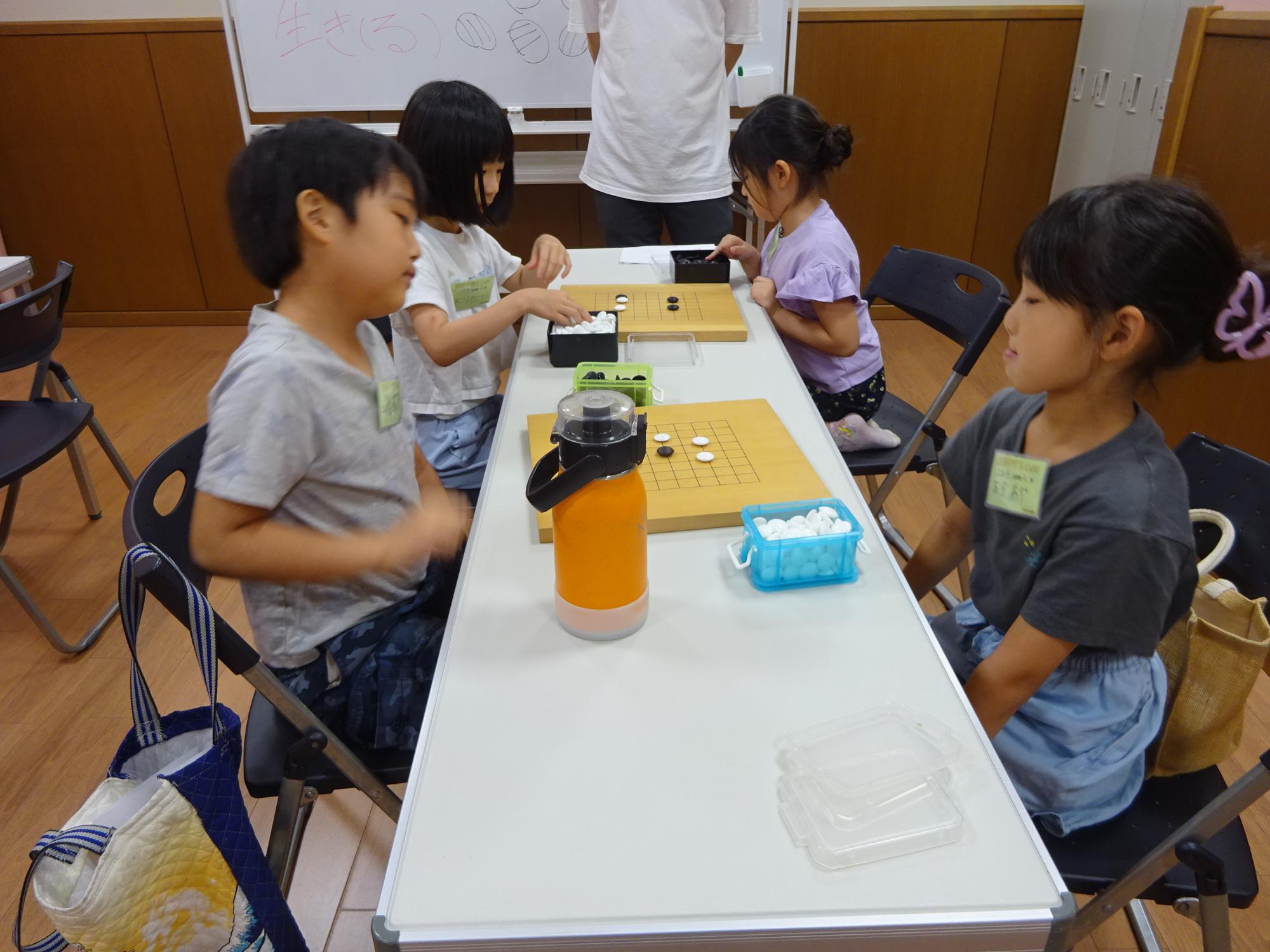 囲碁で対局をしている様子