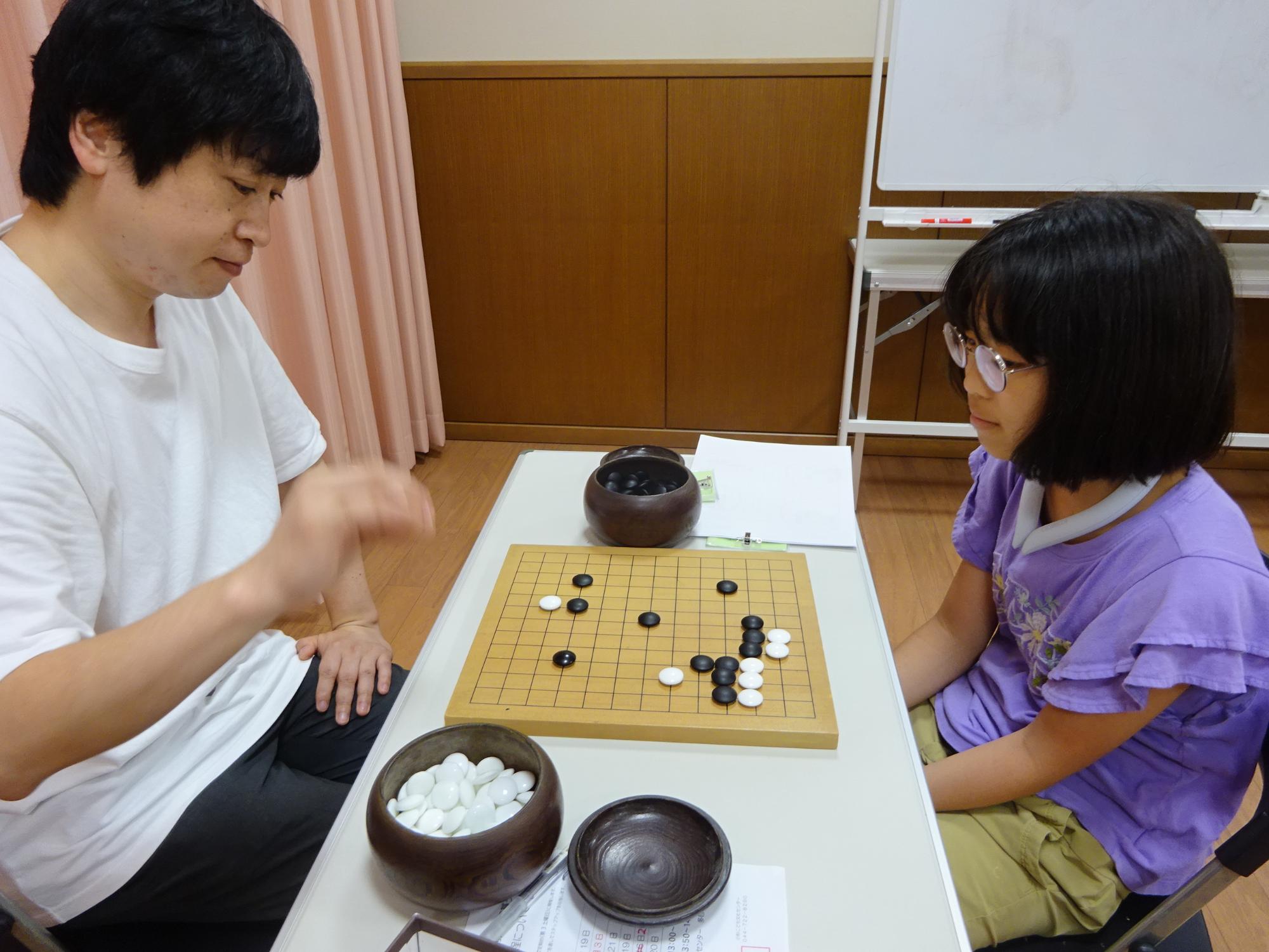 囲碁講師に教えてもらっている様子