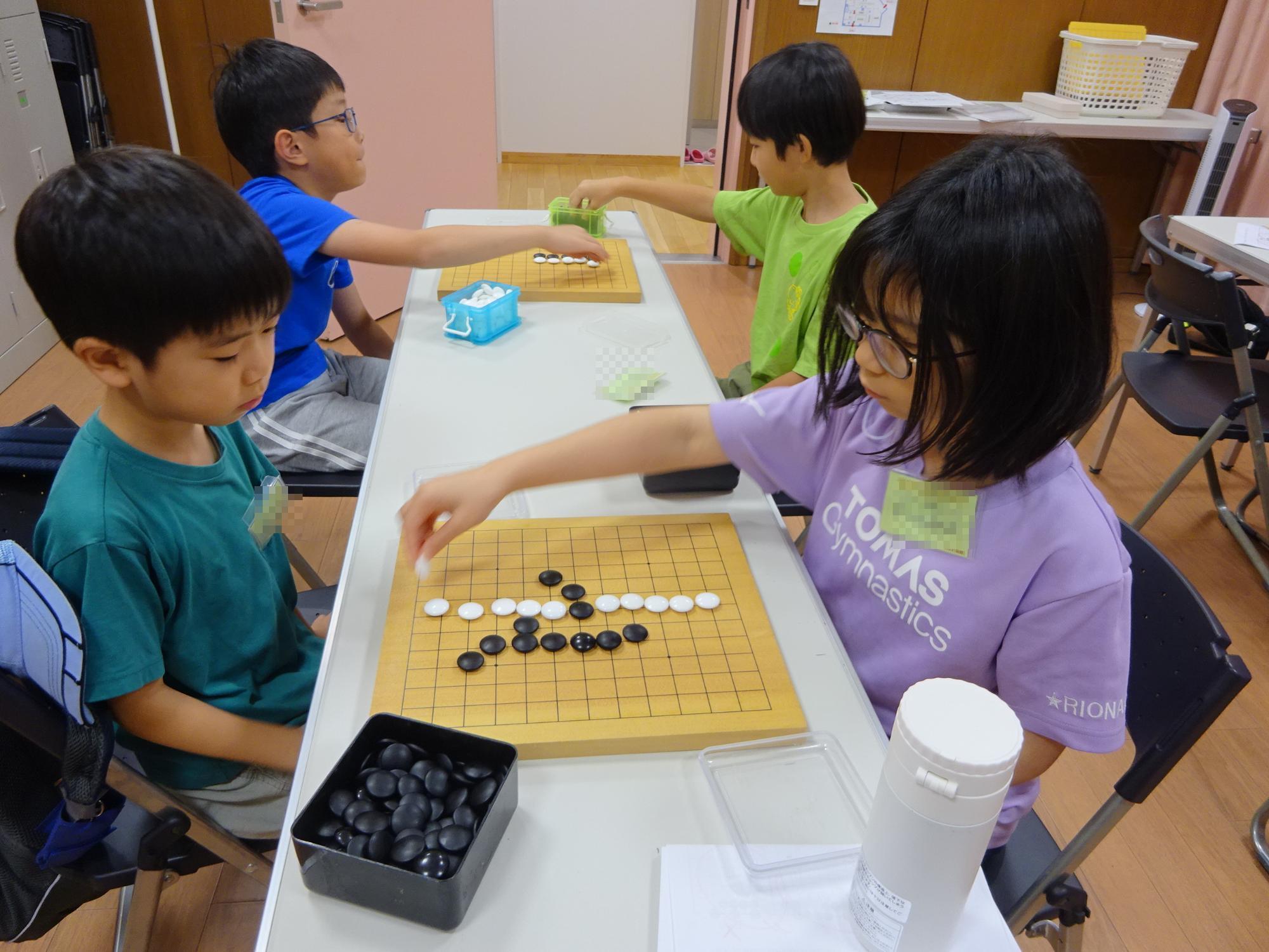 囲碁で対局をしている様子