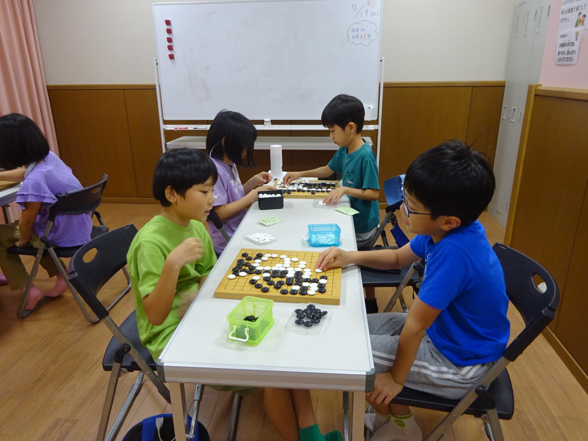 囲碁で対局をしている様子