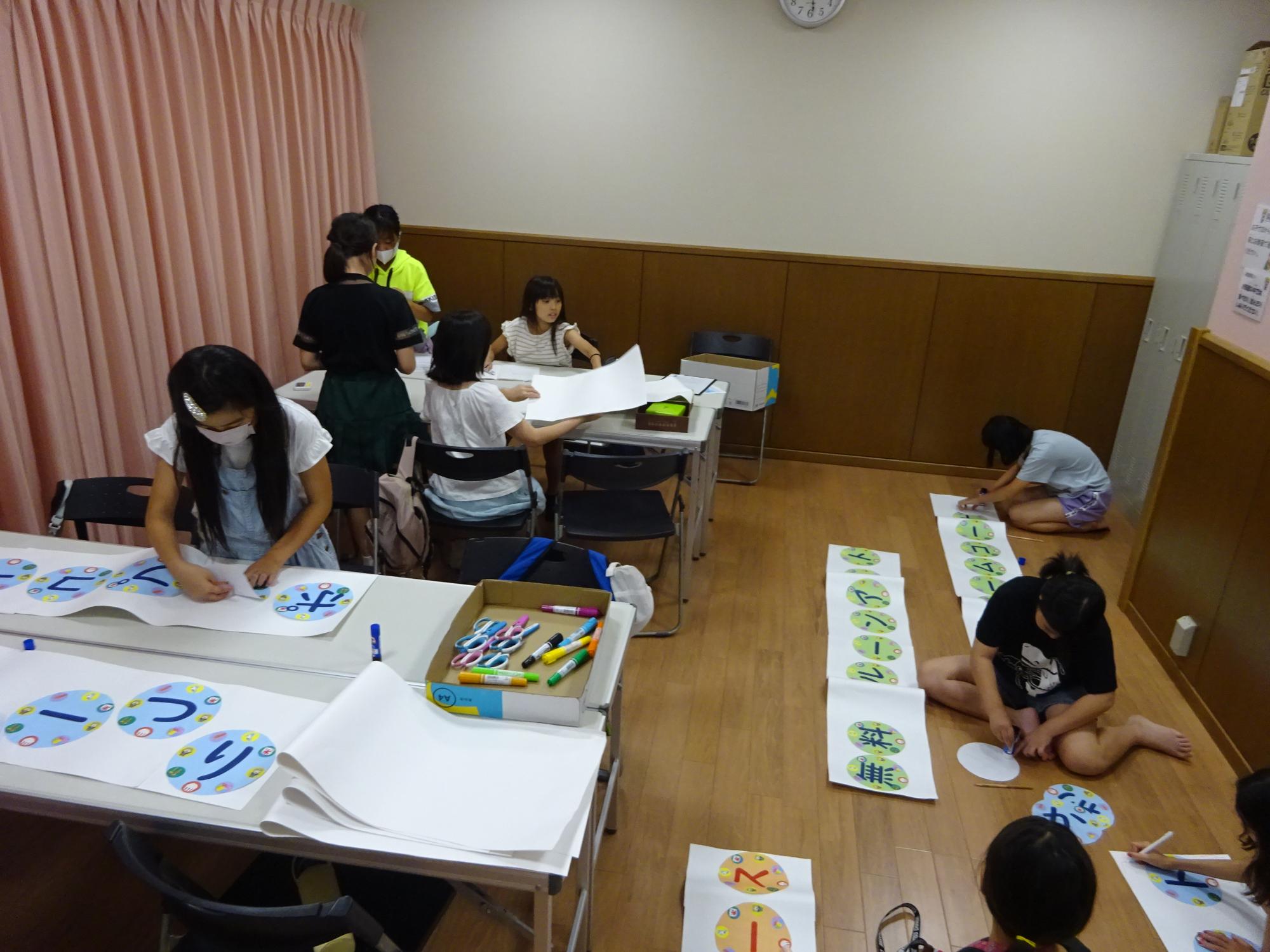 まつりこども実行委員が作業をしている様子