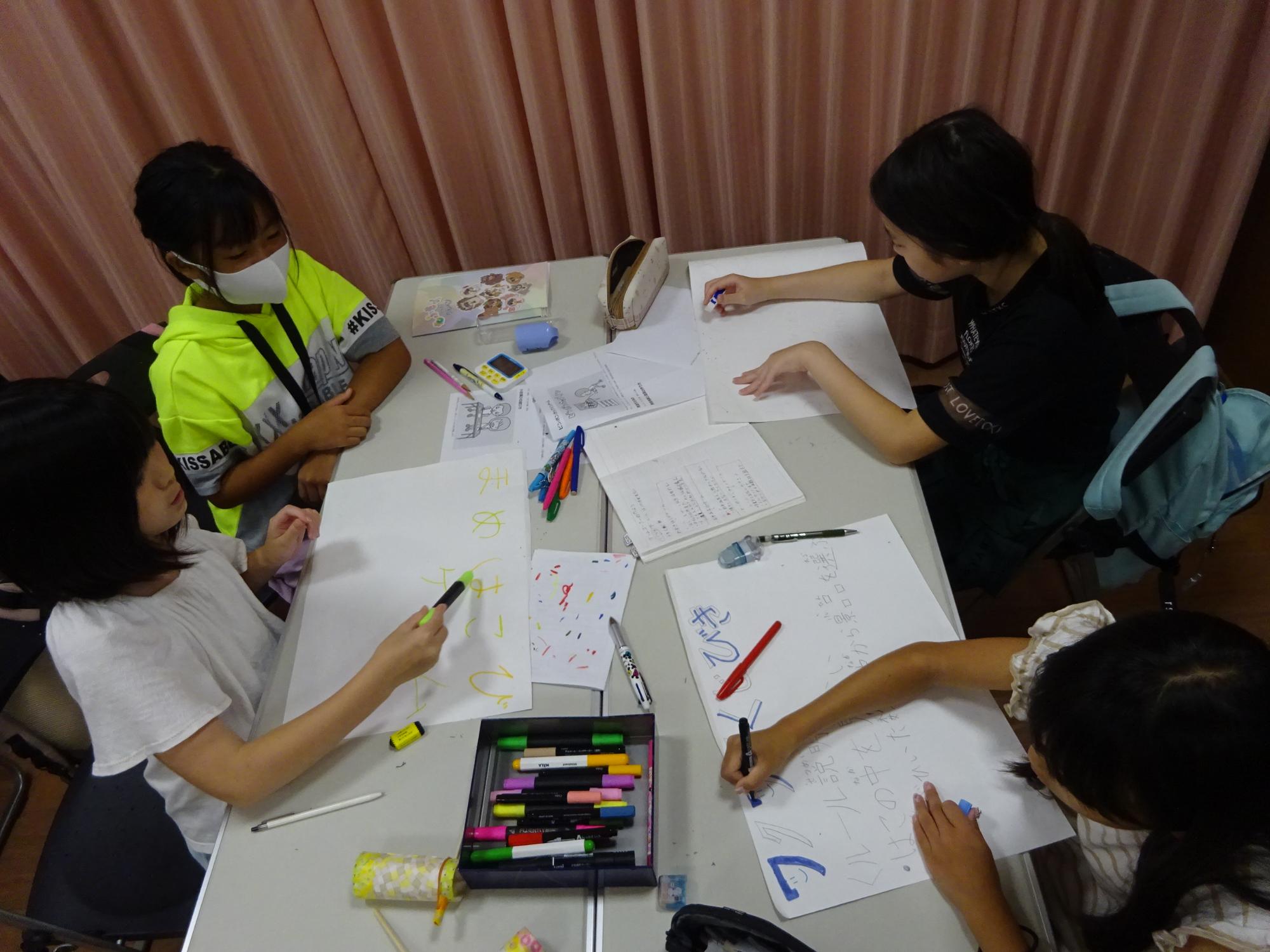 まつりこども実行委員が作業をしている様子