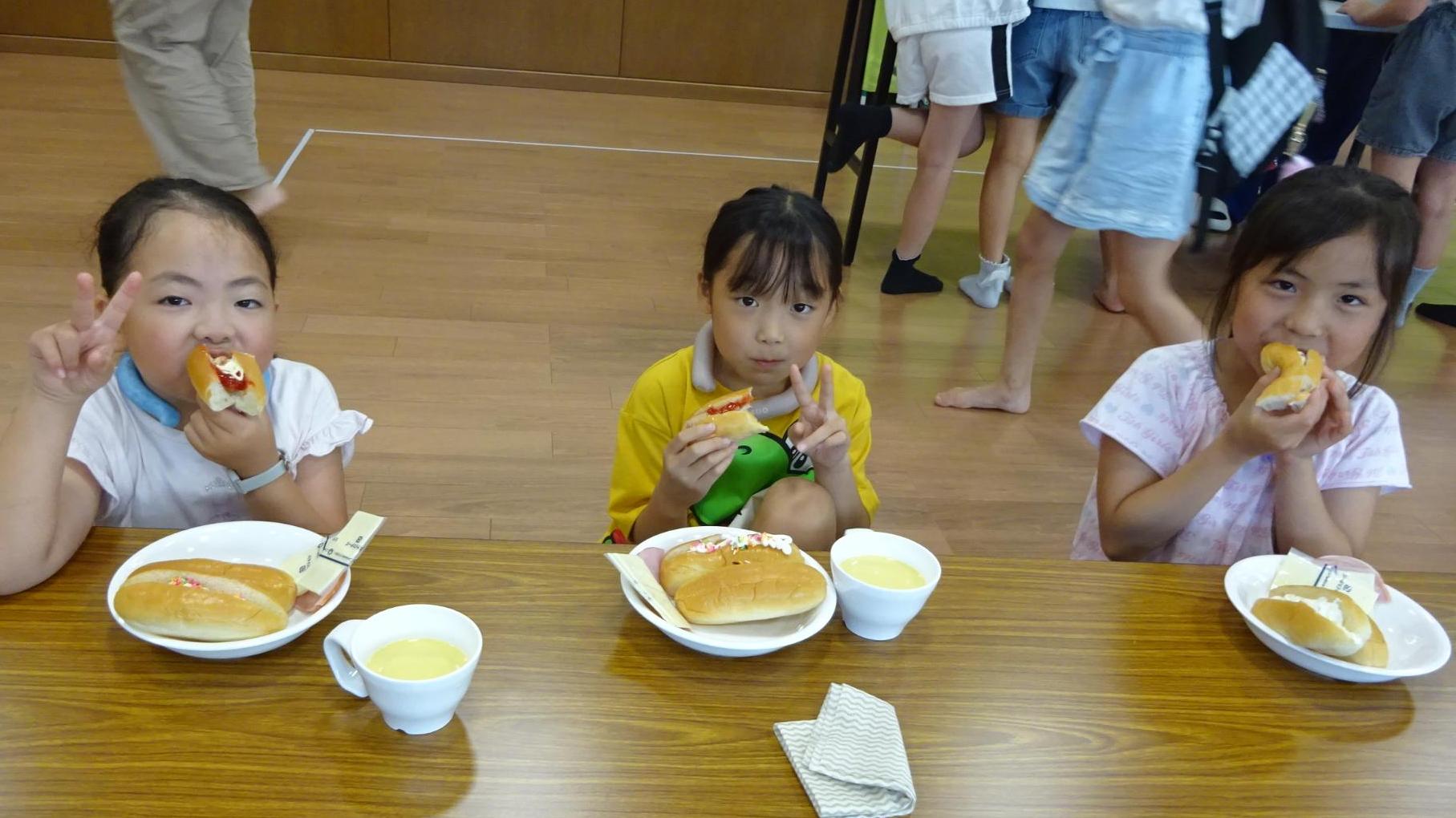 こすぎカフェでパンに具材を入れている様子