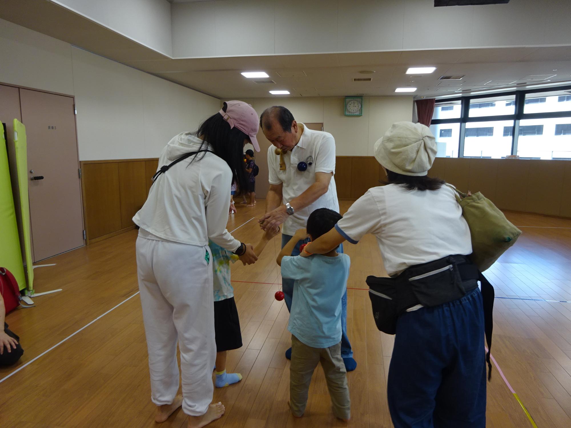 けん玉を練習している様子