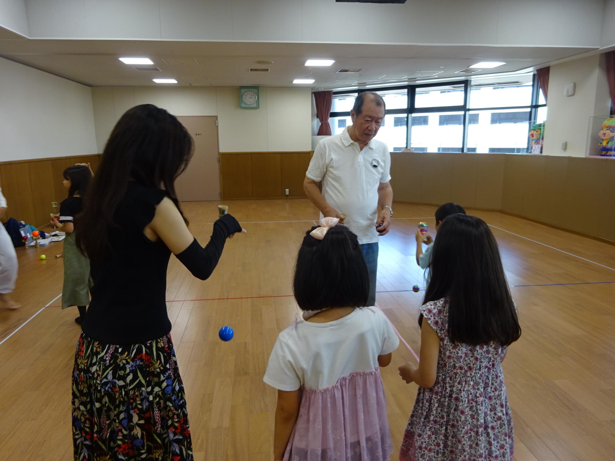 けん玉を練習している様子