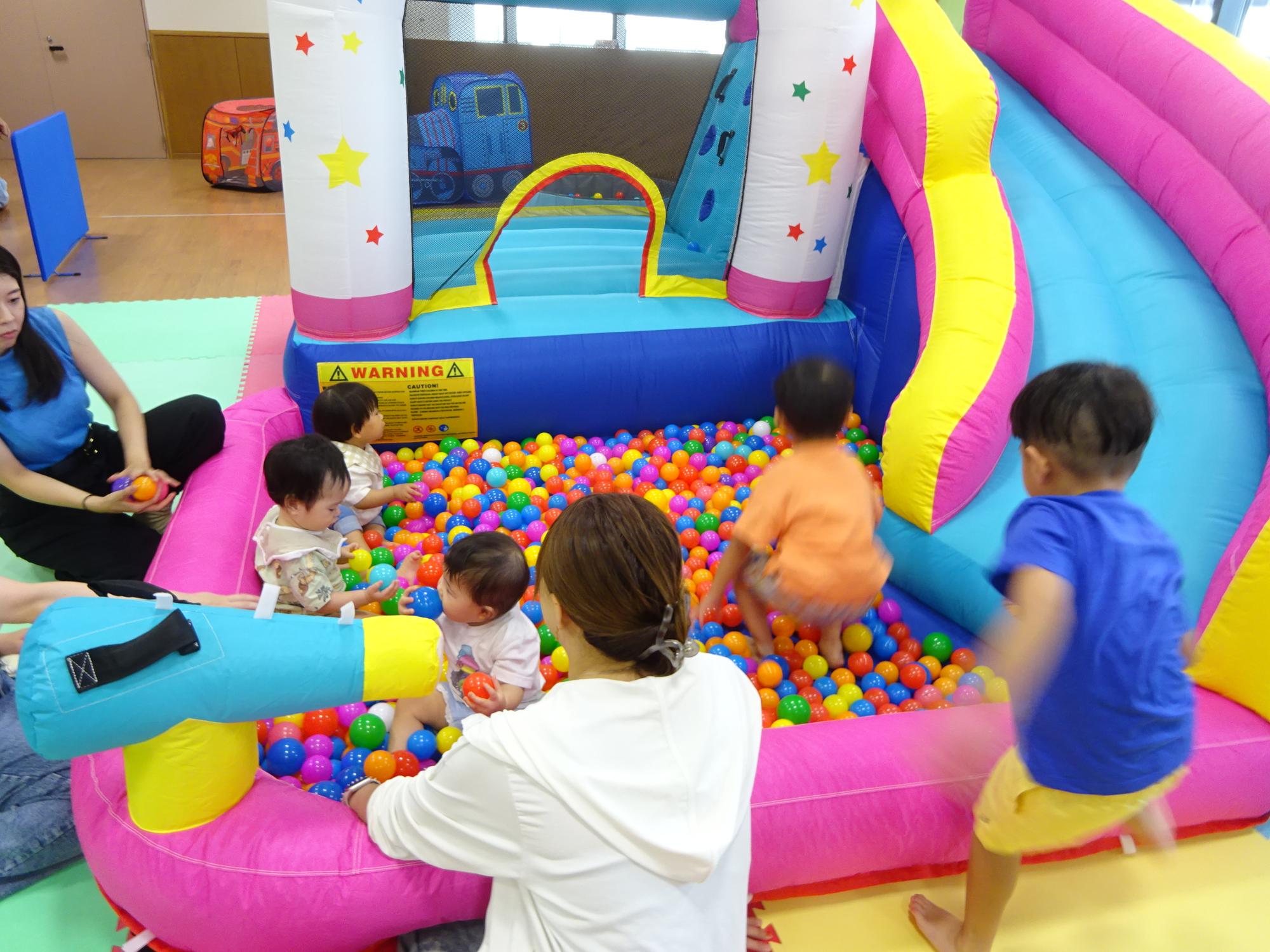 大型遊具で遊ぶ幼児親子の写真2