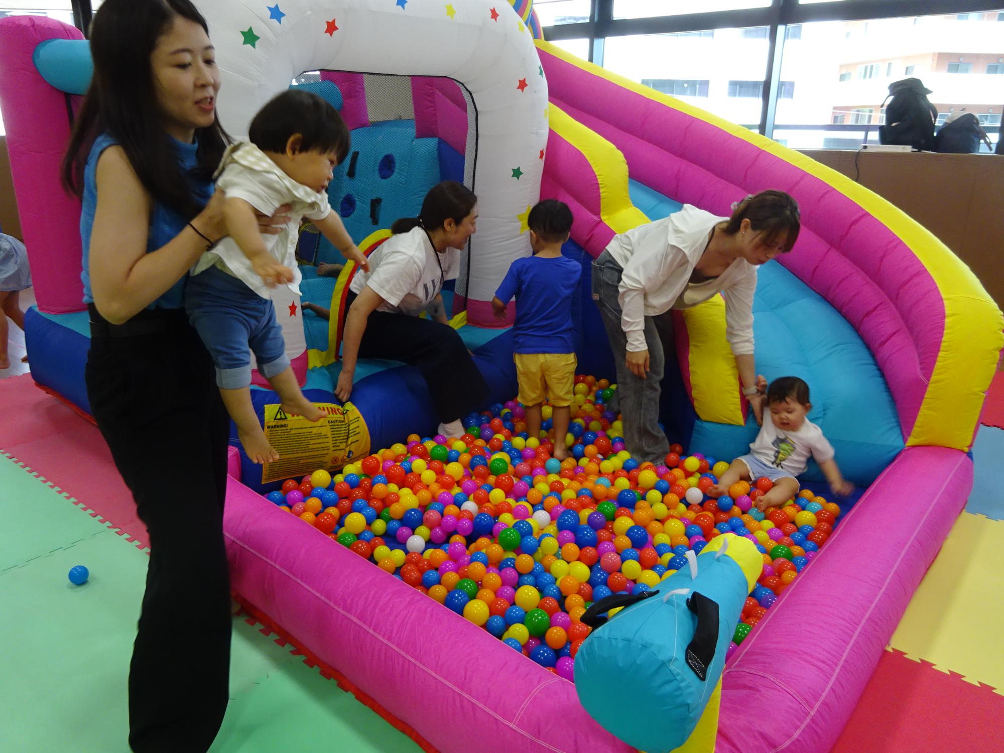 大型遊具で遊ぶ幼児親子の写真1