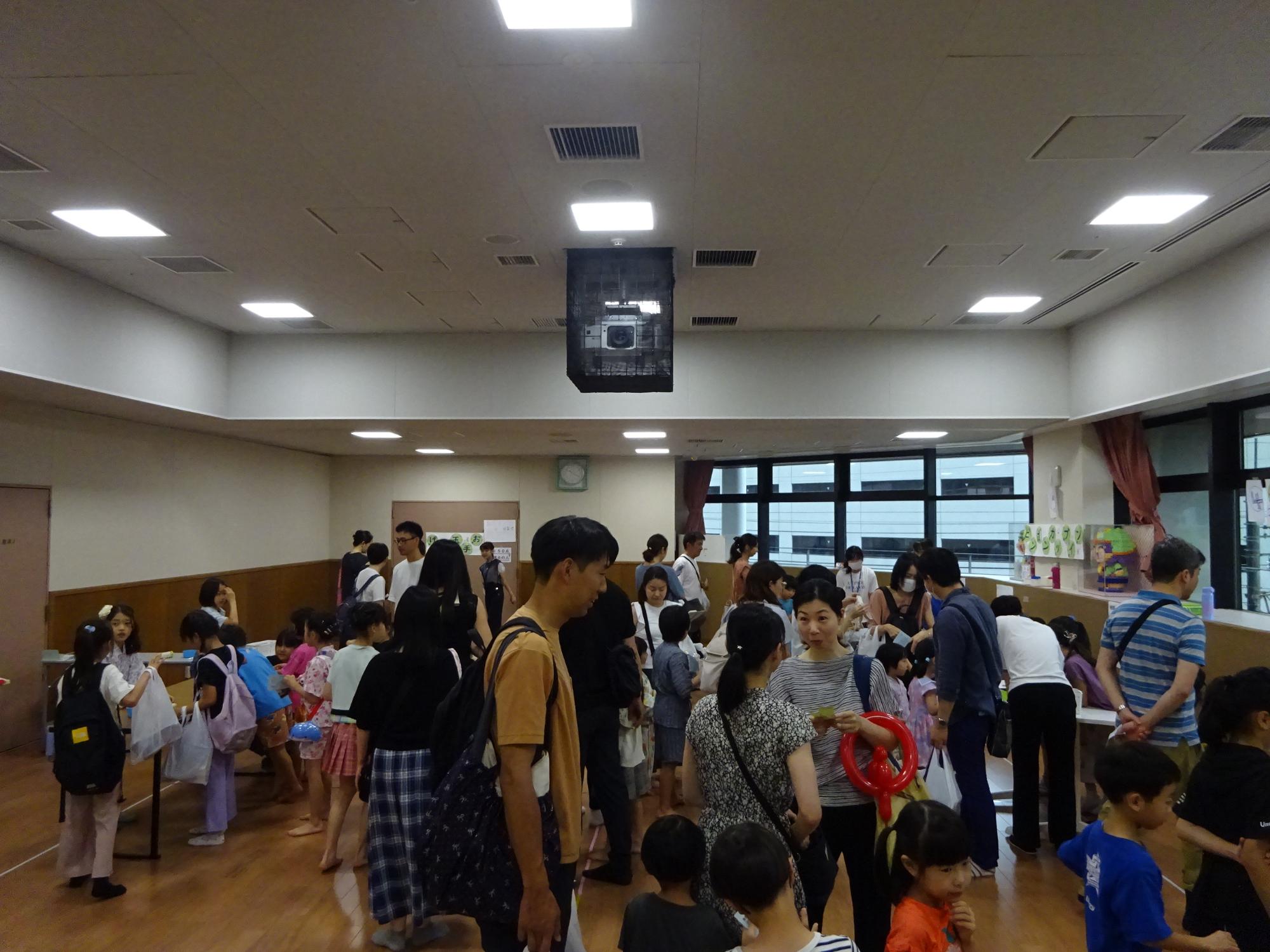 来場者で賑わっている無料ゲームコーナーの写真