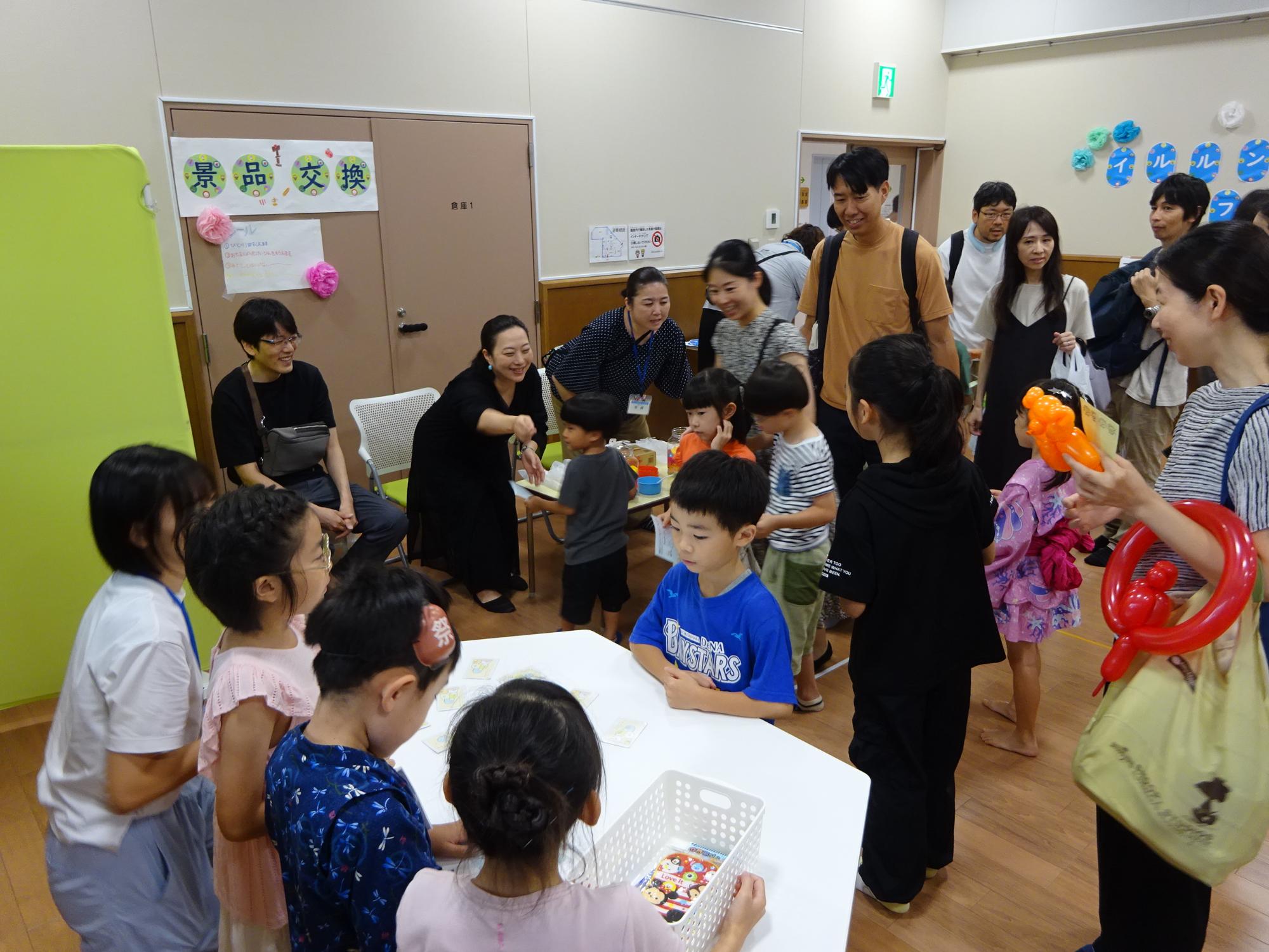 無料ゲームコーナーの景品交換に並んでいる子どもたちの写真