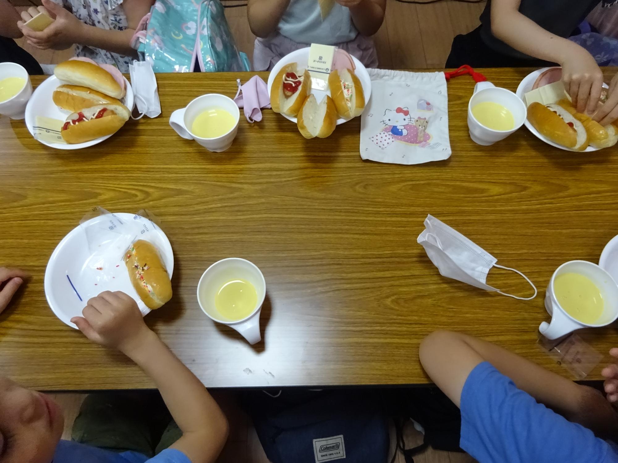 自分で具材をはさんだサンドを食べている子どもたちの写真