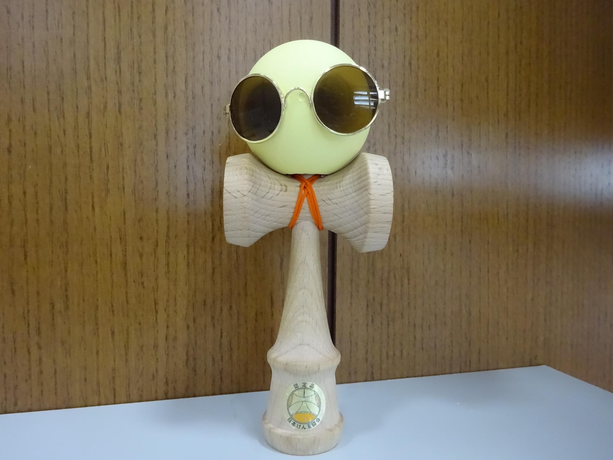 サングラスをしたけん玉の写真