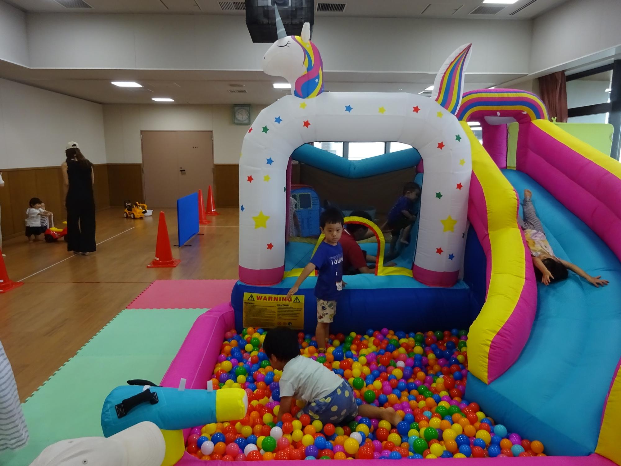 大型遊具で遊ぶ幼児親子の写真2