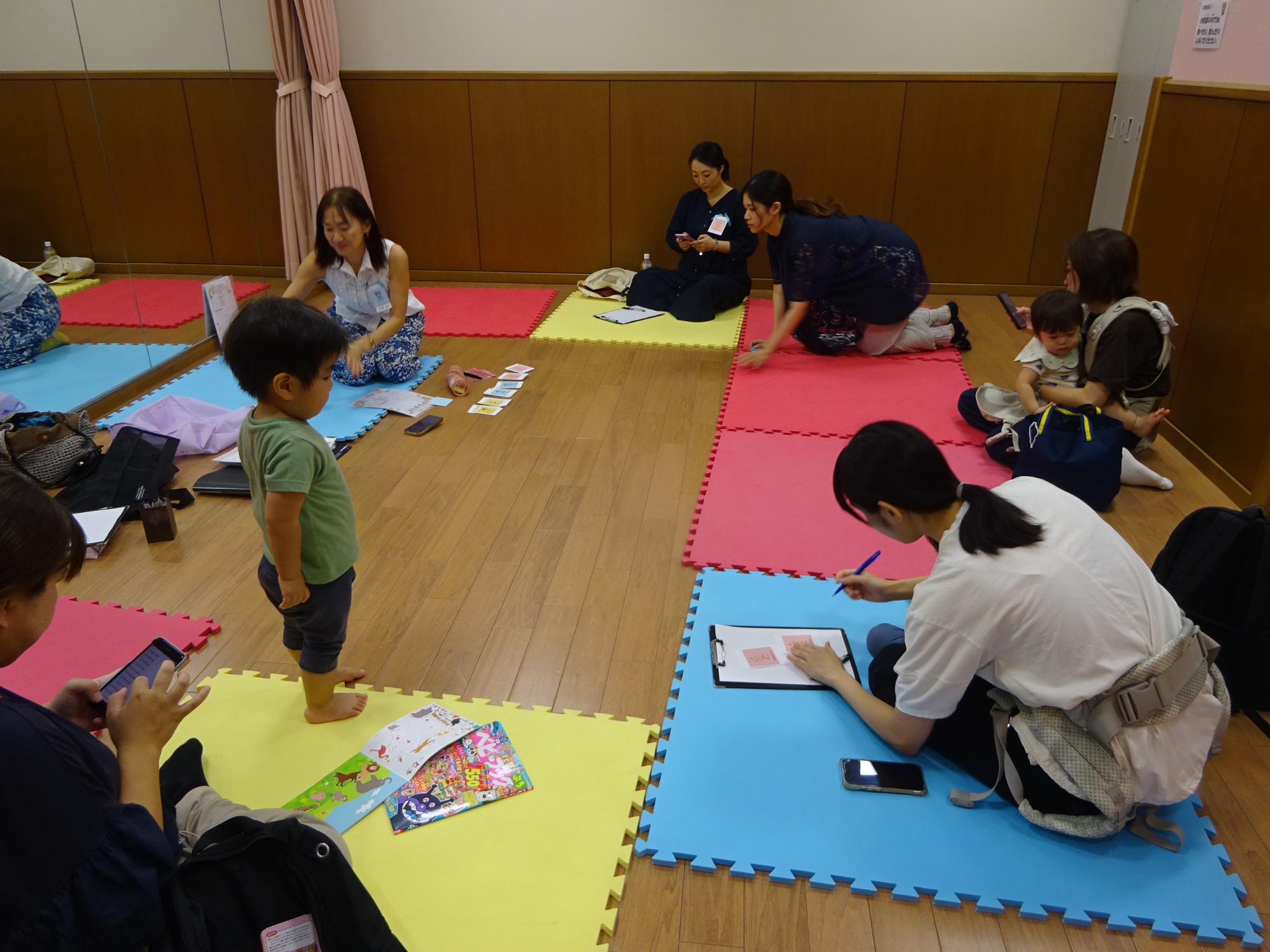 個性診断テストをしている5組の親子の写真