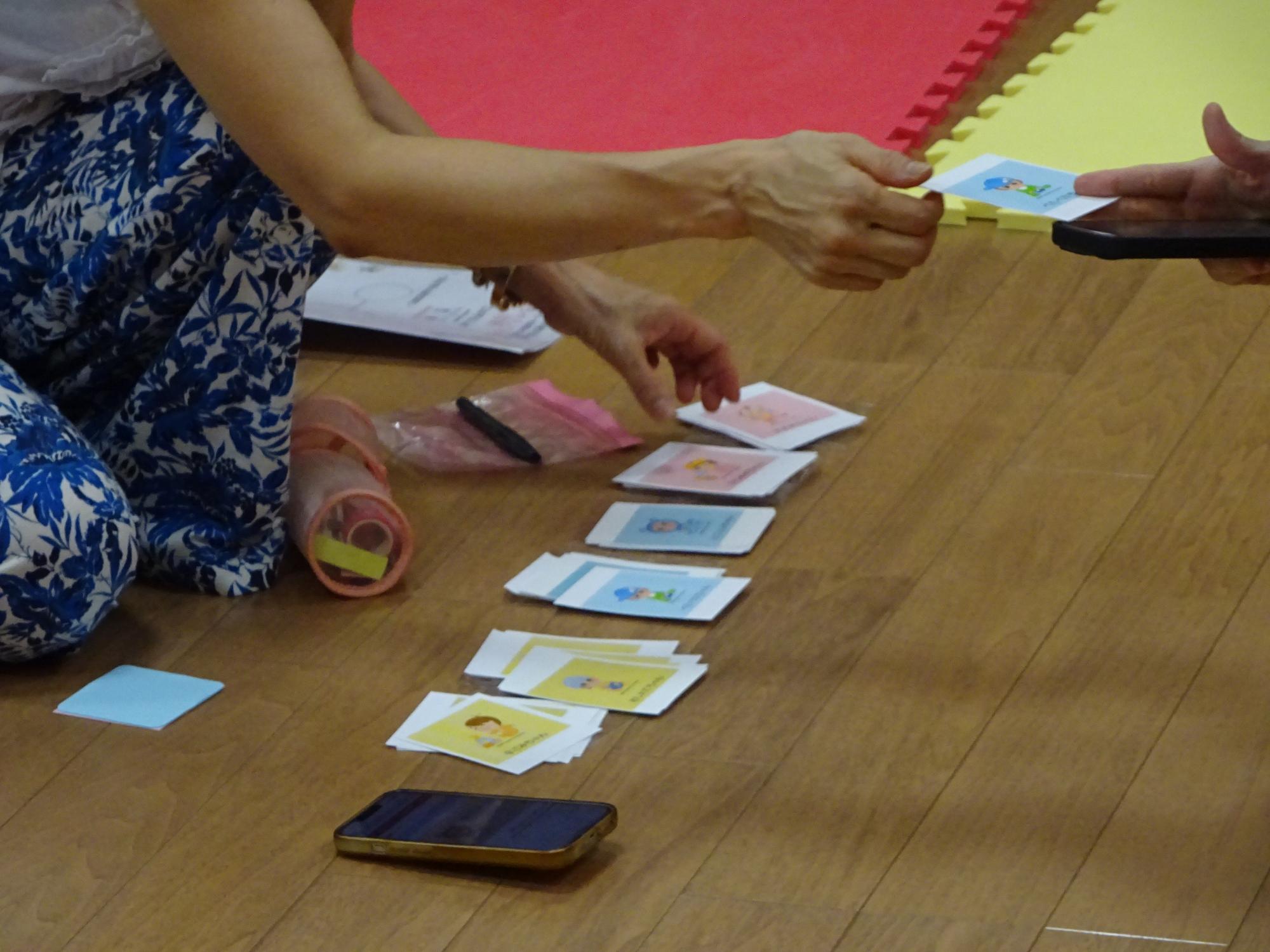 講師が個性ごとのカードを渡している様子の写真。