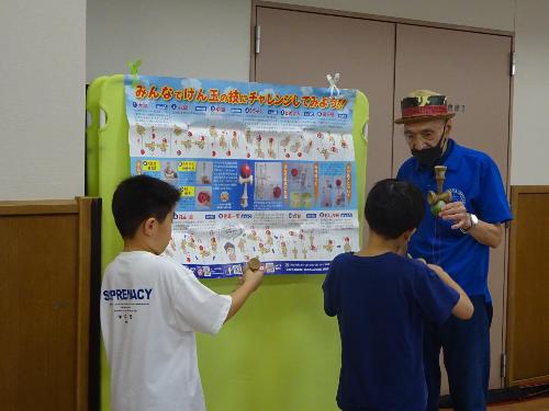 講師の説明を聞いている2人の小学生の写真