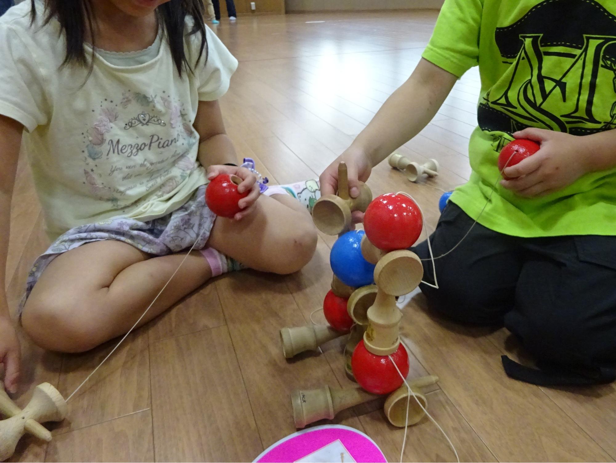 けん玉で積み木をしている子どもの写真