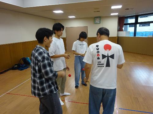 講師の説明を聞いている3人の高校生の写真