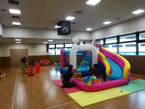 大型遊具で遊ぶ幼児親子の写真1