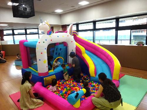 大型遊具で遊ぶ幼児親子の写真2