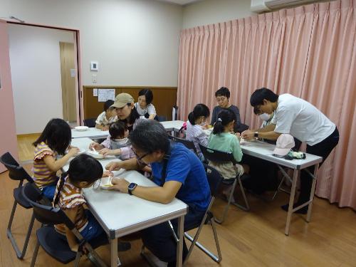 真剣に葉脈の標本作りをする参加者達の写真