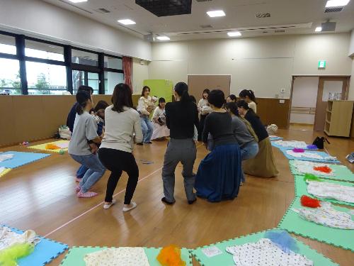 赤ちゃんを抱っこして集まる親子の写真