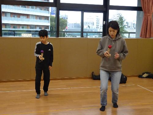 小学生親子がけん玉をしている写真