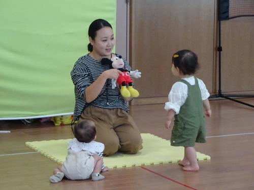 講師に近寄って話を聞いている二人の幼児の写真