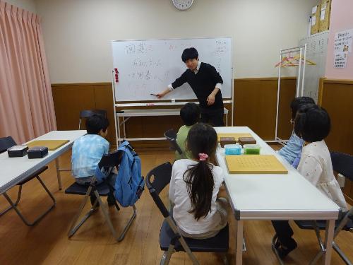 講師の説明を真剣に聞いている参加児童たちの写真