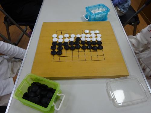 黒と白の碁石が並ぶ終局後の碁盤の写真