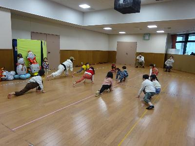 参加児童が準備体操している様子の写真