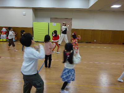 参加児童がダンスの振り付けを練習している様子の写真