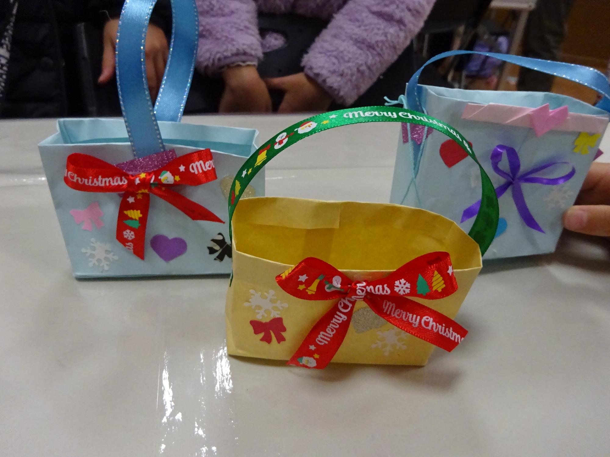 カラフルなリボンやシールで装飾した作品の写真