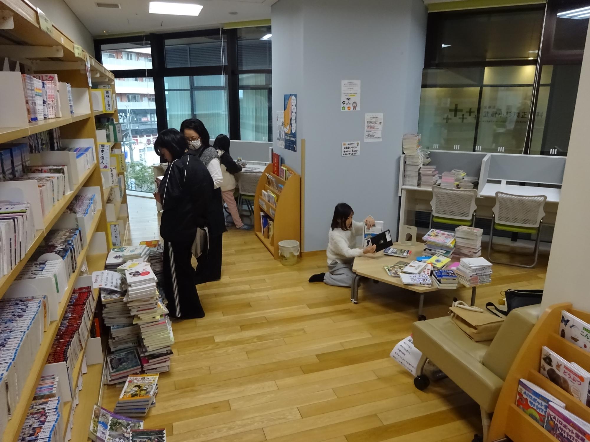 図書の整理をしている子どもたちの写真